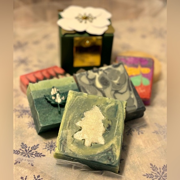 Hand crafted artisan soap gift set of soap and a soap saver - Picture 5 of 7